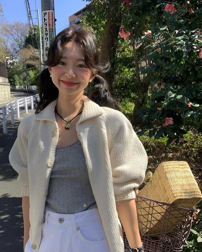 学韩国时尚达人的3套穿搭松弛又高级！瓦力棋牌游戏春天戴珍珠耳环好浪漫！(图4)