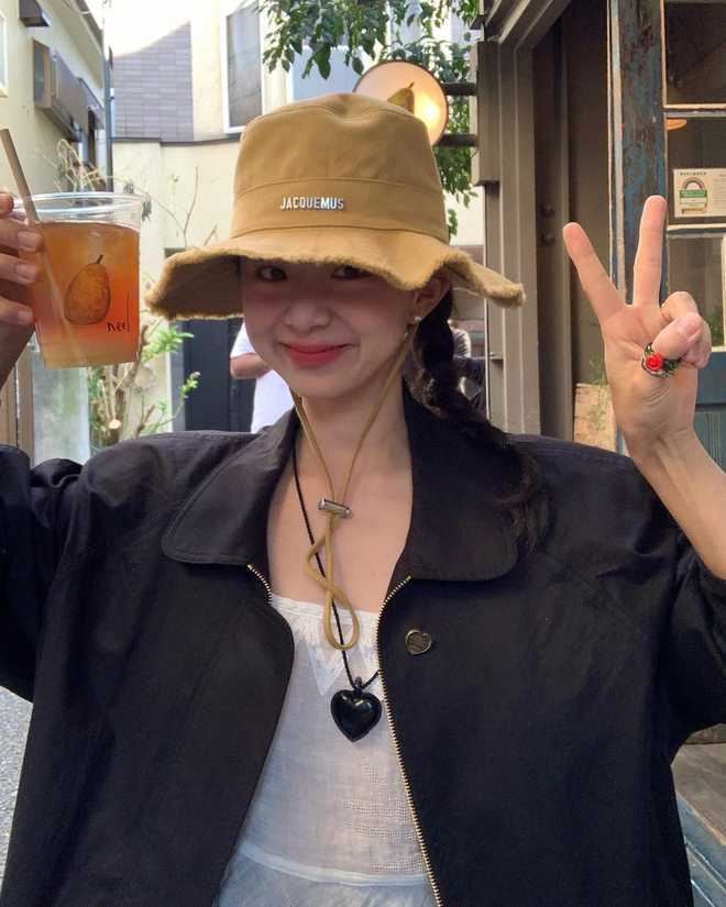 学韩国时尚达人的3套穿搭松弛又高级！瓦力棋牌游戏春天戴珍珠耳环好浪漫！(图2)