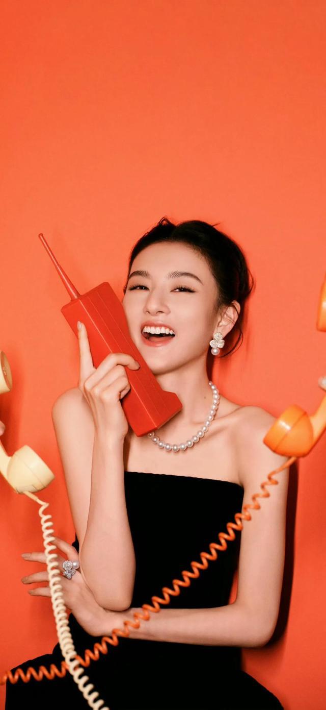 色抹胸长裙堪称时尚典范瓦力棋牌宋祖儿一袭黑(图9)