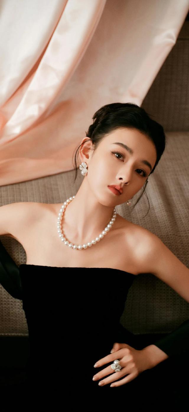 色抹胸长裙堪称时尚典范瓦力棋牌宋祖儿一袭黑(图7)