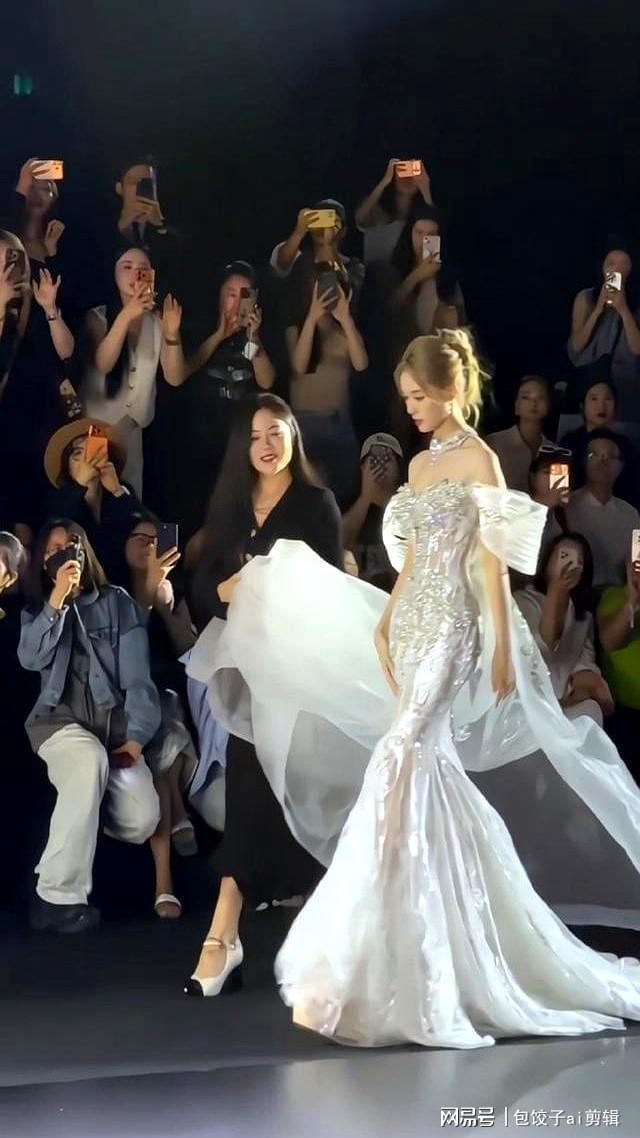 0天回归三亚婚纱周鱼尾裙造型封神了瓦力娱乐棋牌杀疯了。徐艺洋婚后4(图2)