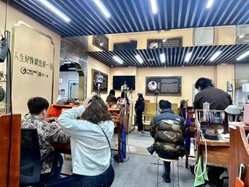 劝退的年轻人涌向打金店瓦力棋牌游戏被老铺黄金(图2)